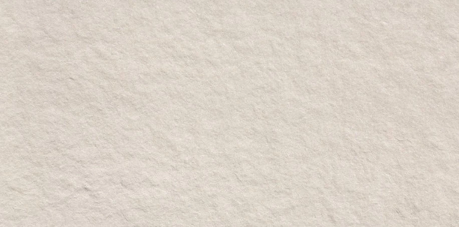 Baldosa rústica mate de piedra basáltica para fachadas exteriores y pavimentos de patios.