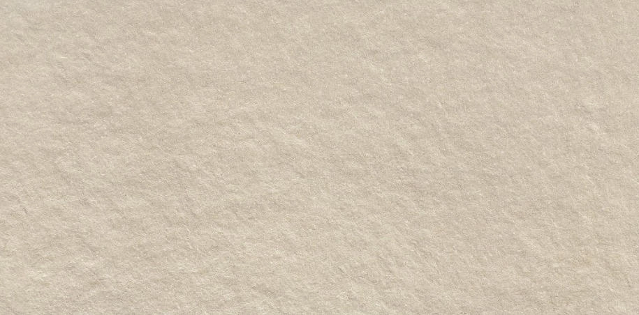 Baldosa rústica mate de piedra basáltica para fachadas exteriores y pavimentos de patios.