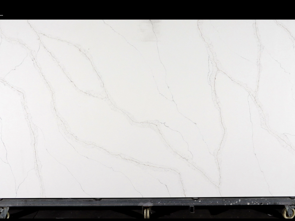 Dalle de quartz Calacatta GSQ 6683 pour plans de travail de cuisine et plans de toilette