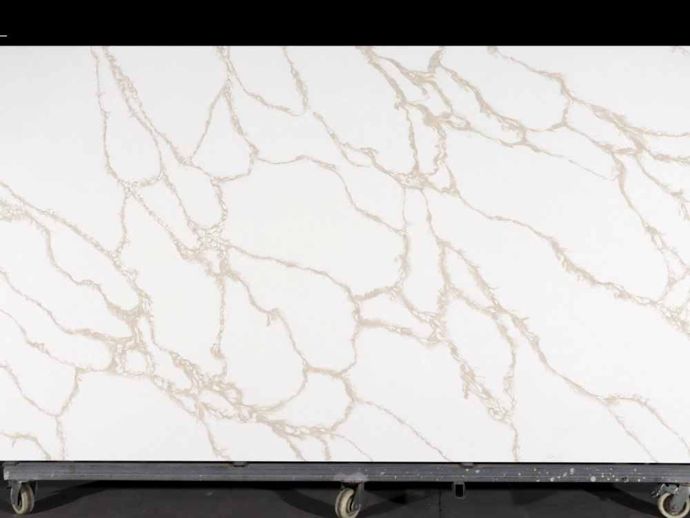 Dalle de quartz Calacatta GSQ 6761 pour plans de travail de cuisine et plans de toilette