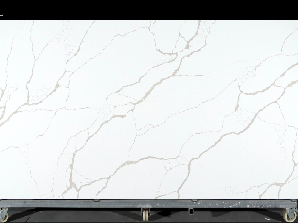 Dalle de quartz Calacatta GSQ 6861 pour plans de travail de cuisine et plans de toilette