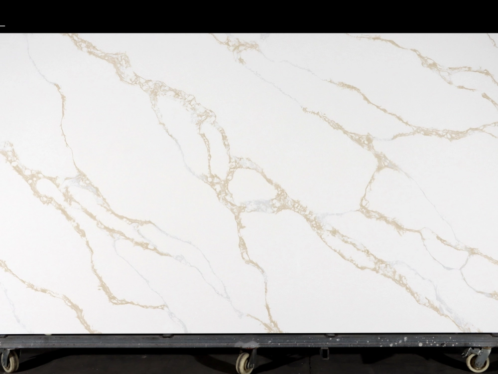 Dalle de quartz Calacatta GSQ 6892 pour plans de travail de cuisine et plans de toilette