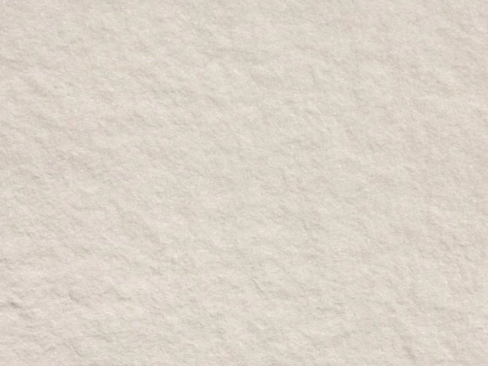 Baldosa rústica mate de piedra basáltica para fachadas exteriores y pavimentos de patios.