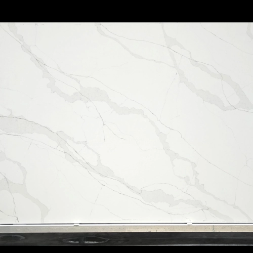 Dalle de quartz Calacatta GSQ 6824 pour plans de travail de cuisine et plans de toilette
